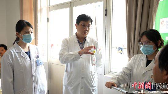 福建眼科專家以精準診療築牢糖網患者“光明防線”