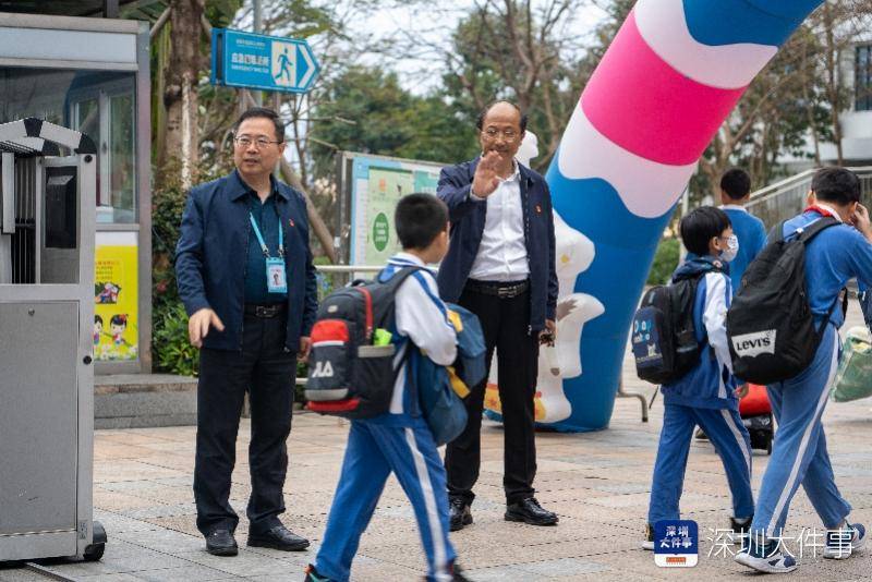 深圳“校長爺爺”與小學生互動獲千萬瀏覽！網友：看著暖暖的