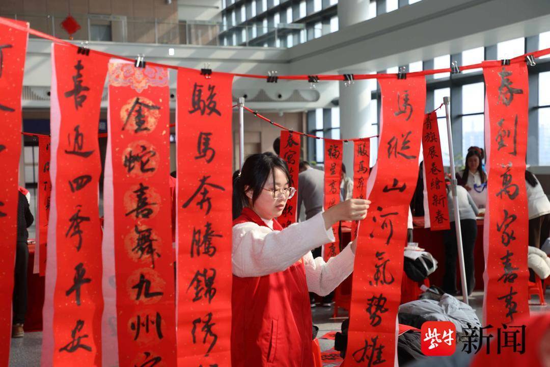將無錫的愛帶到遠方……無錫120位書法家向旅客送春節“祝福”