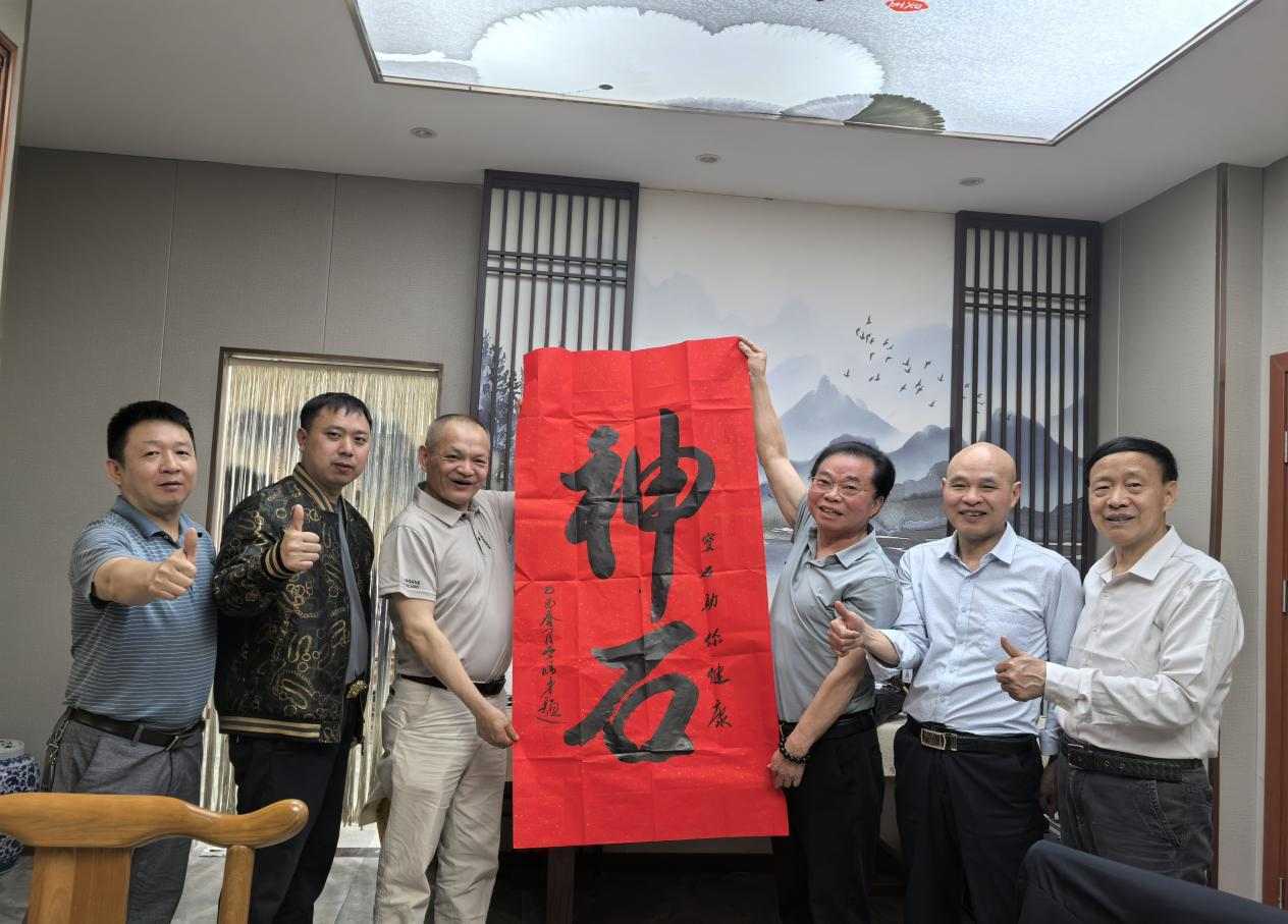 紮根人民 書法“五進”——曾昭才先生的藝術堅守與人民情懷