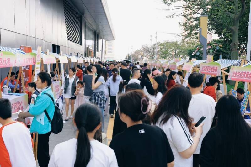 深圳光明區的這場招聘會為求職者鋪就“春風之路”
