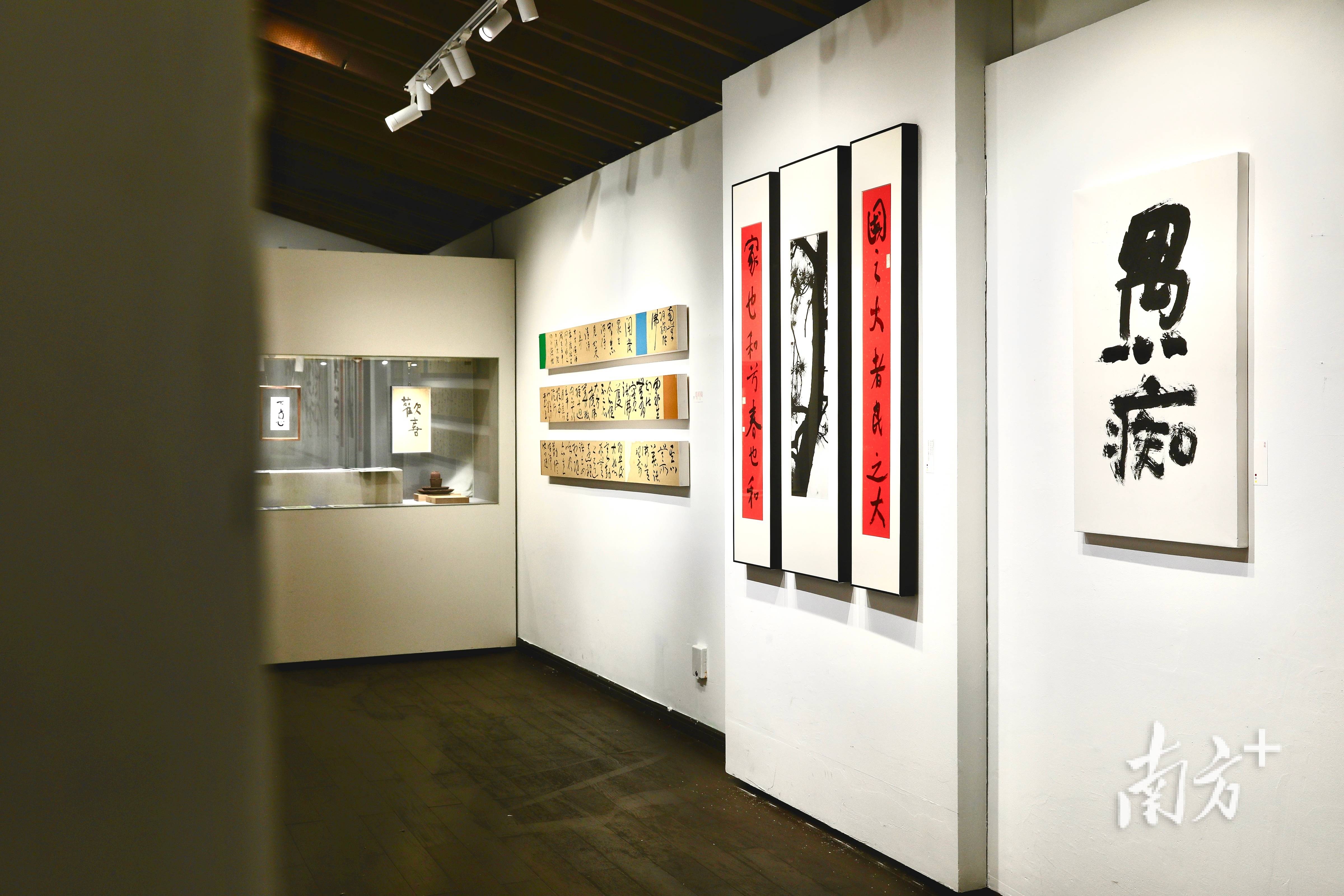 “以墨為馬——曾和平題寫書法及攝影展”開幕